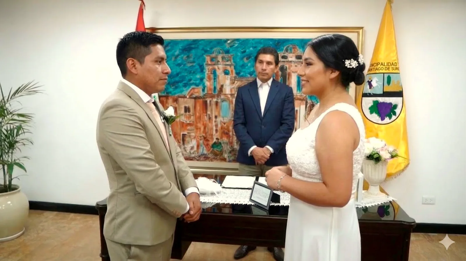 Ceremonia de matrimonio civil en el salón de una municipalidad en Lima, con los novios y testigos presentes