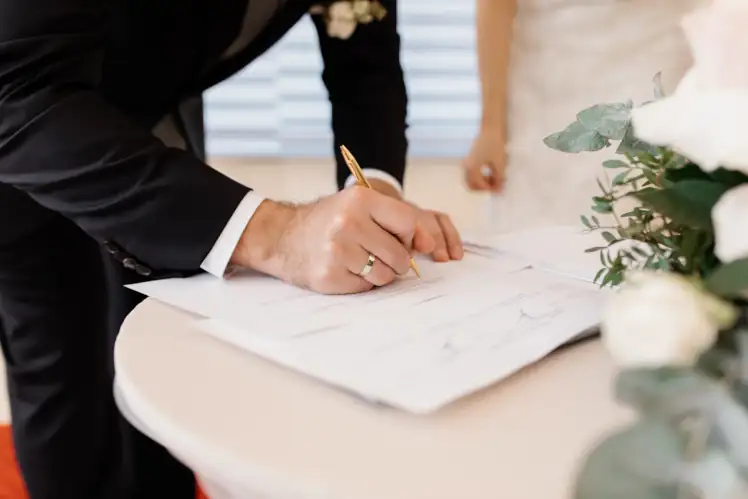 Pareja firmando acta de matrimonio civil en una municipalidad de Lima