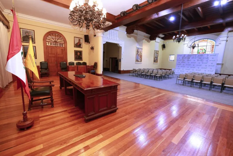 Salón de ceremonias de una municipalidad en Lima decorado para un matrimonio civil