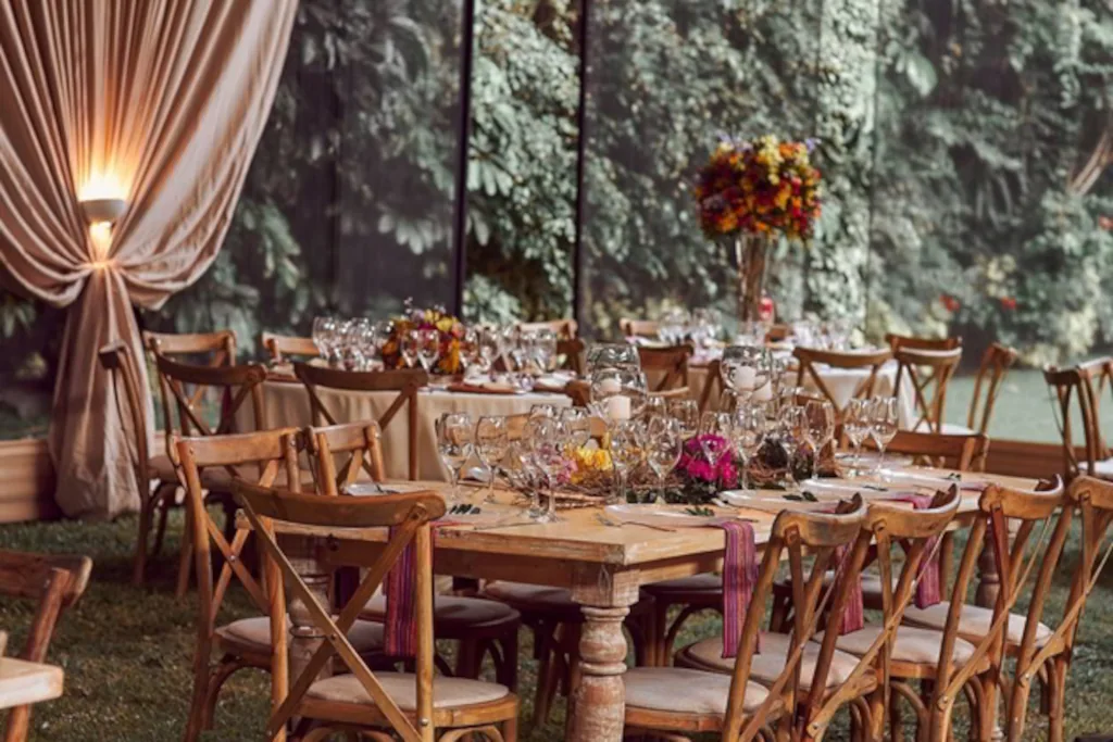 Detalle de textiles peruanos artesanales de alpaca usados como decoración en una mesa de boda en el Valle Sagrado