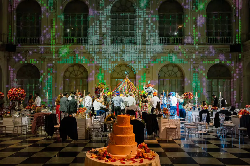 Patio interior iluminado con velas de una casona colonial en Lima decorado para una boda elegante