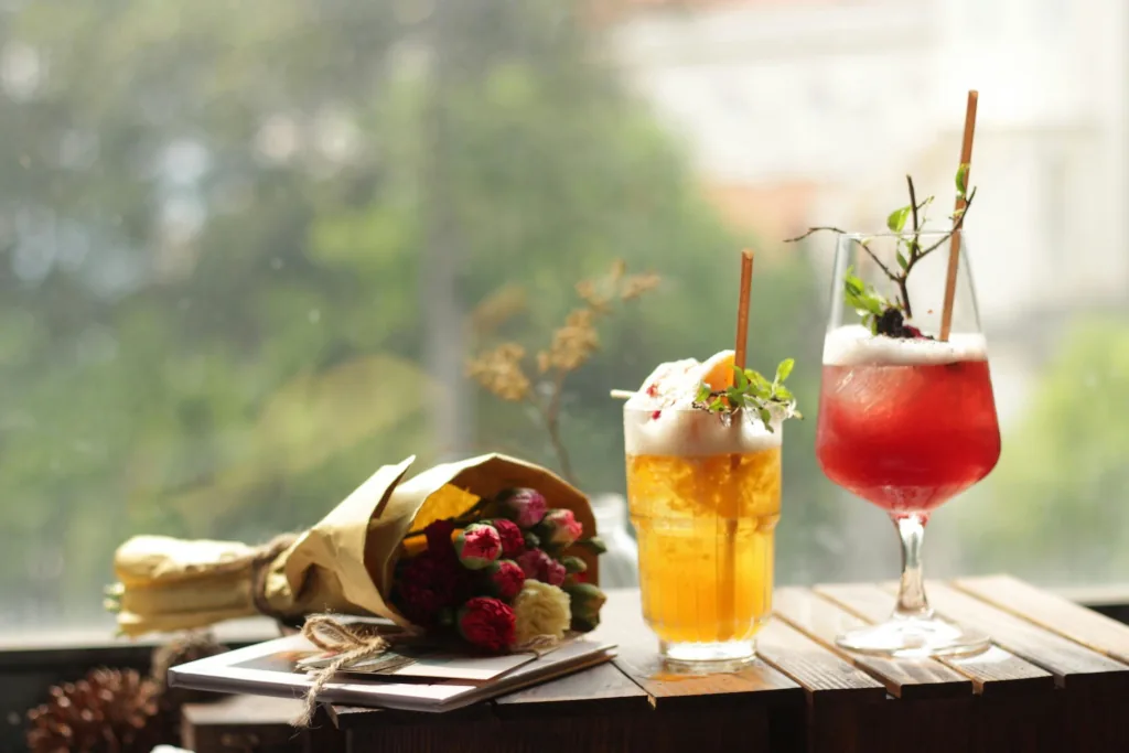 Barra elegante de mocktails de autor en una boda con bebidas coloridas decoradas con flores y frutas